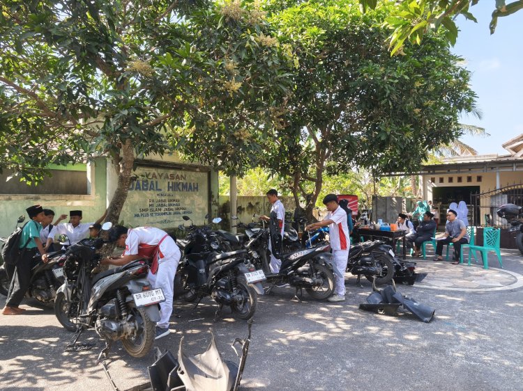 Wujud Kepedulian, Ponpes Jabal Hikmah Gandeng SPS Motor Paok Motong Gelar Servis dan Ganti Oli Gratis